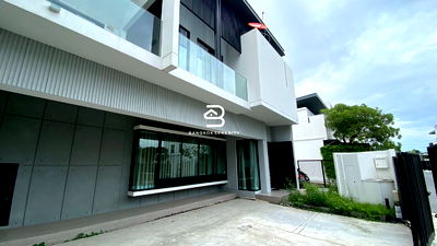 Townhouses for sale : Vive Bangna Km.7 near Mega Bangna for sale 