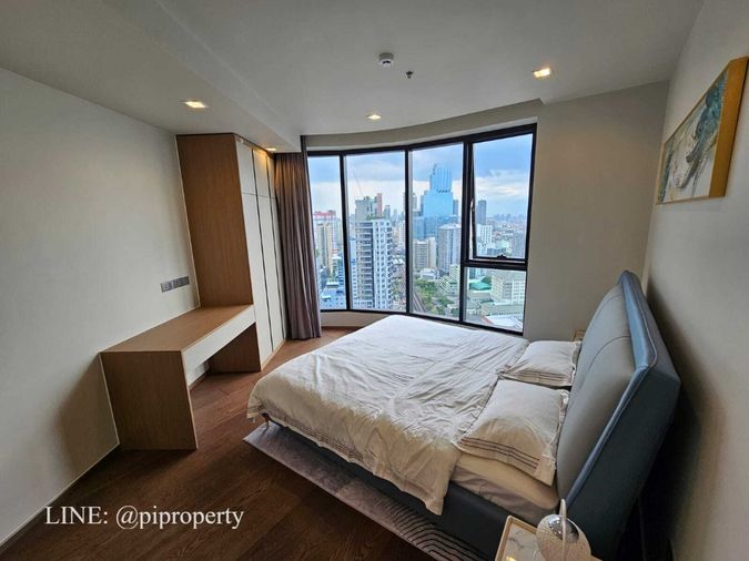 High floor 1 Bed unit for rent in Ideo Q Victory. 0 meter from BTS Victory and century the movie plaza. Great schools and hospitals surrounding.