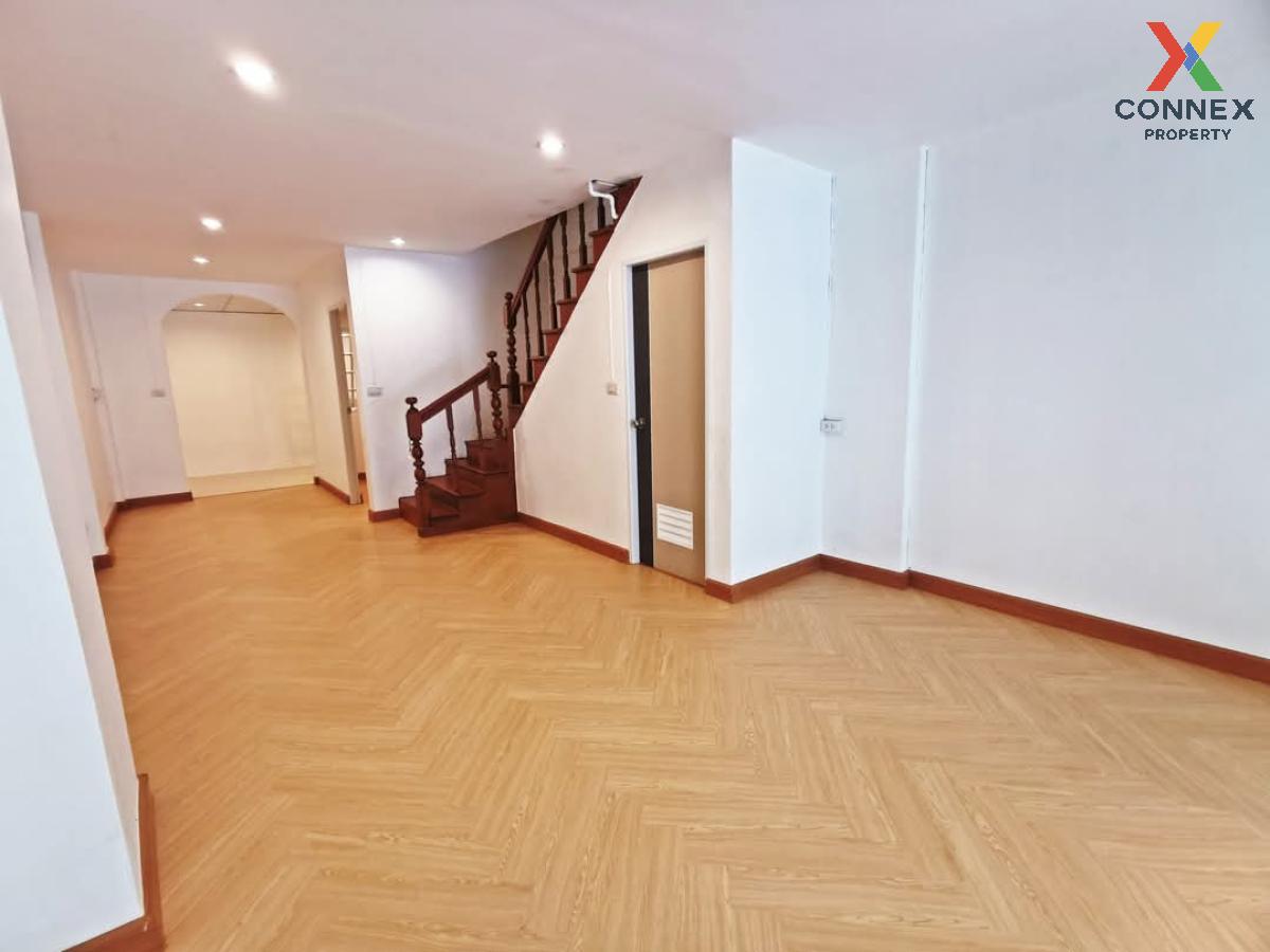 รูป ขายทาวน์เฮ้าส์/ทาวน์โฮม  พงษ์ศิริชัย 1 รีโนเวทใหม่ อ้อมน้อย กระทุ่มแบน สมุทรสาคร CX-117137 ✅ ทักไลน์ @connexproperty ตอบทันที ทีมงานมืออาชีพ ✅  - รูปที่ 3/12