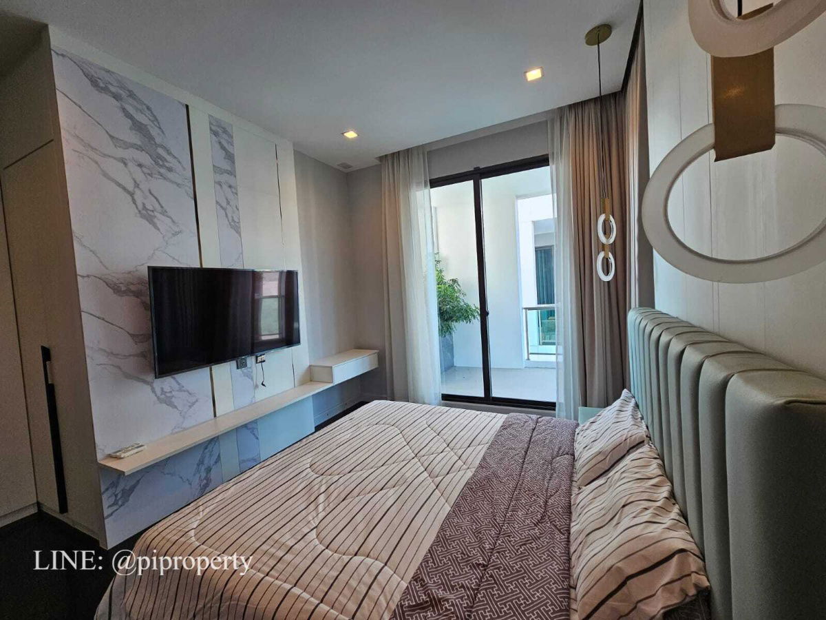 picture Fully furnished. Modern luxury single house for rent in The Gentry Phatthanakan. 4Bedroom + 5Bathroom + 3 Car parking.  - 42/67