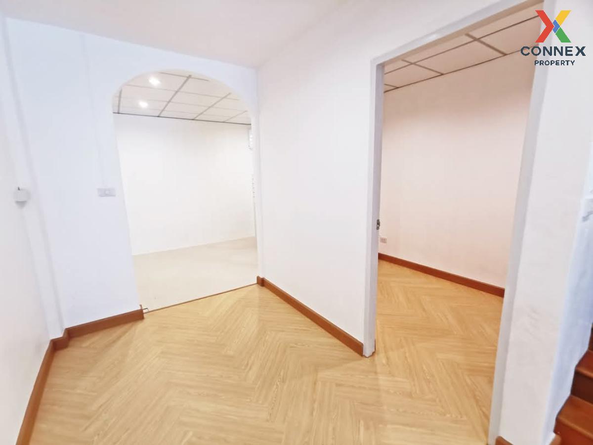 รูป ขายทาวน์เฮ้าส์/ทาวน์โฮม  พงษ์ศิริชัย 1 รีโนเวทใหม่ อ้อมน้อย กระทุ่มแบน สมุทรสาคร CX-117137 ✅ ทักไลน์ @connexproperty ตอบทันที ทีมงานมืออาชีพ ✅  - รูปที่ 5/12