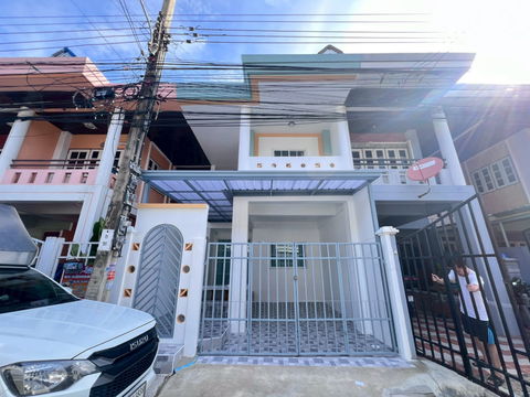 ทาวน์เฮ้าส์ รีโนเวทใหม่ มีเฟอร์นิเจอร์ พร้อมอยู่ ทำเลดี หมู่บ้าน บดินทรรักษา4 ซอยคู้บอน 27 แยก 25 (สยามธรนี) แขวงท่าแร้ง เขตบางเขน