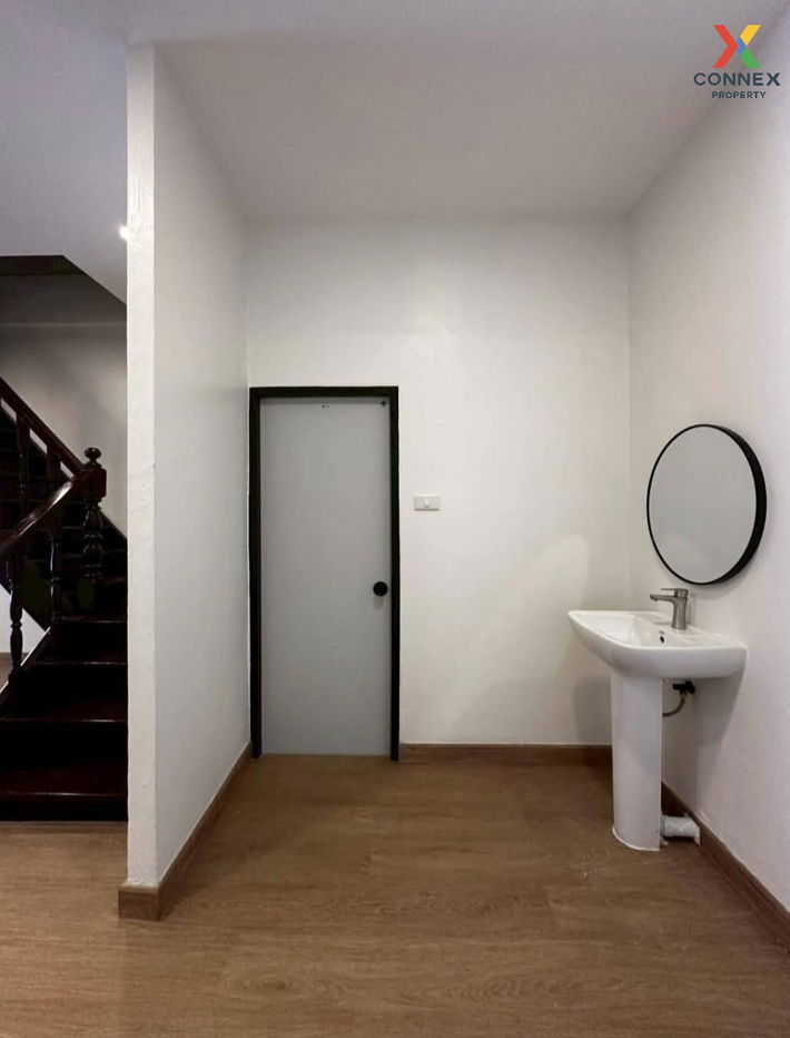 รูป ขายทาวน์เฮ้าส์/ทาวน์โฮม  สวยริมบึง รีโนเวทใหม่ MRT-คู้บอน ท่าแร้ง เขต บางเขน กรุงเทพ CX-130715 ✅ ทักไลน์ @connexproperty ตอบทันที ทีมงานมืออาชีพ ✅  - รูปที่ 7/10