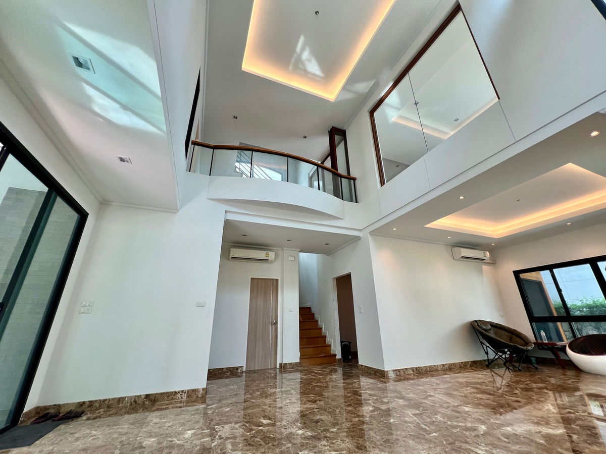 picture For Sale: 3-Storey Semi-Detached Home – Supalai Essence Ladprao | Spacious 330 SQ.M. Luxury Residence with Premium Finishes in Prime Ladprao Location - 10/24