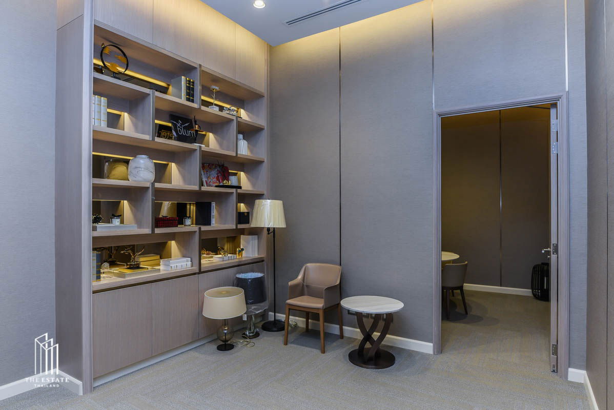 picture For sale Magnolias Waterfront Residences offers both Mae Phraya River and city views. The open kitchen connects to the living area,  - 2/5