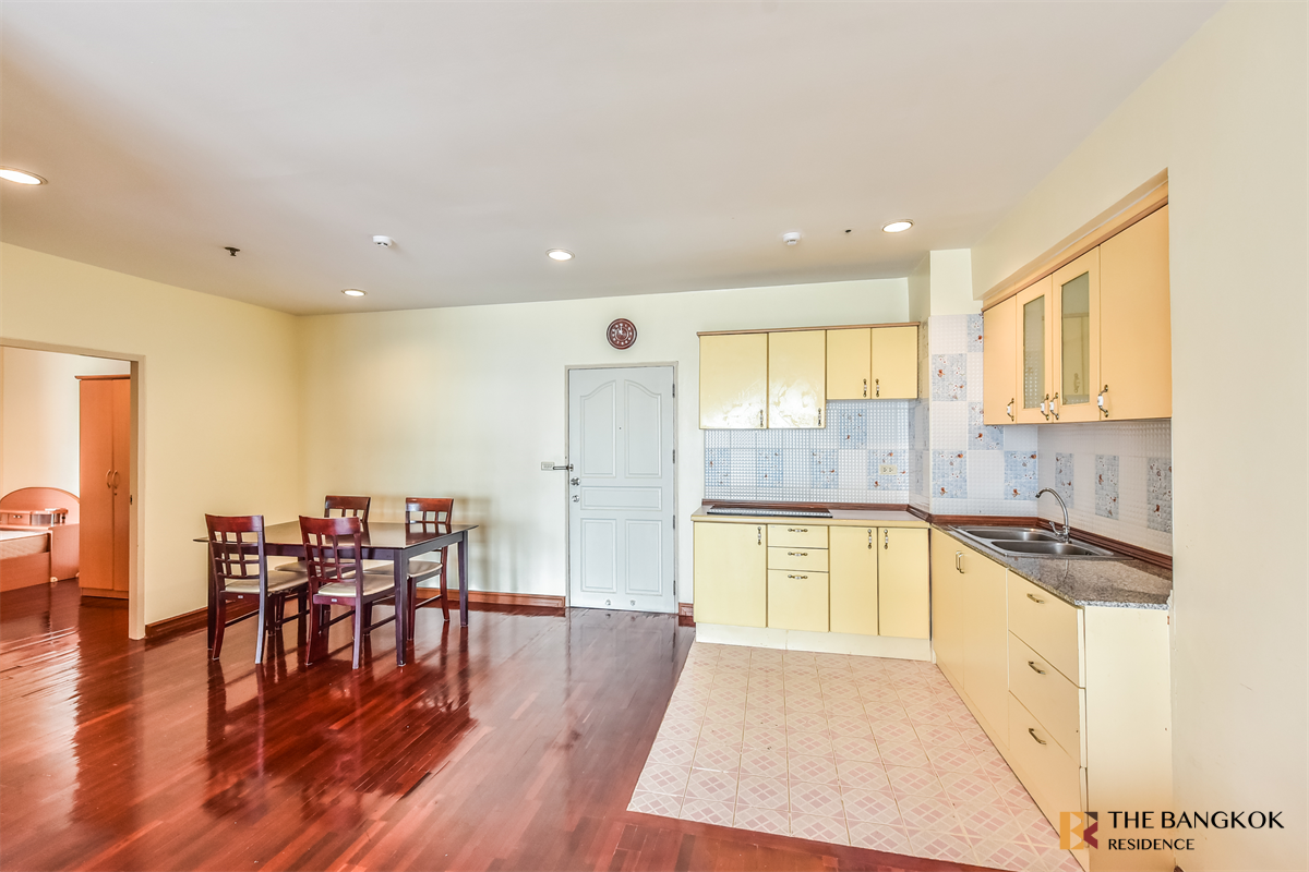 picture Surrounded by Facilities Pathumwan Resort near Airport Rail Link Phaya Thai Station - 2/10