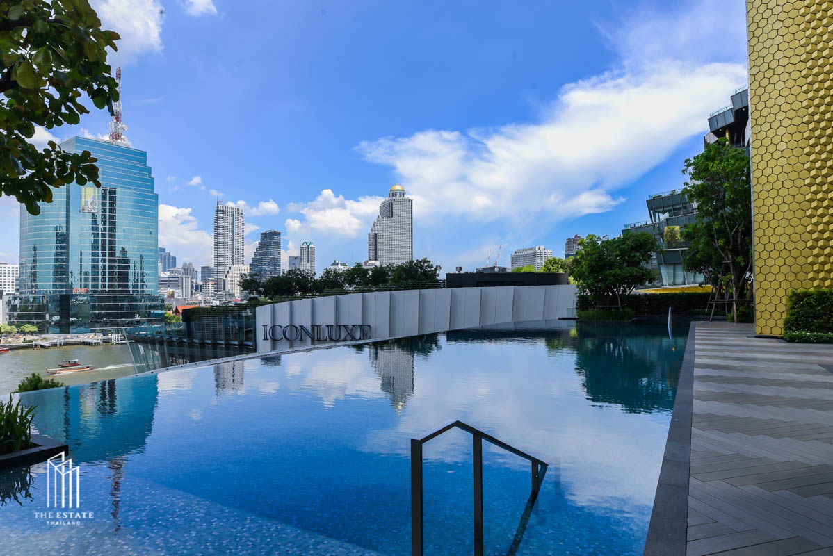picture For sale Magnolias Waterfront Residences offers both Mae Phraya River and city views. The open kitchen connects to the living area,  - 5/5