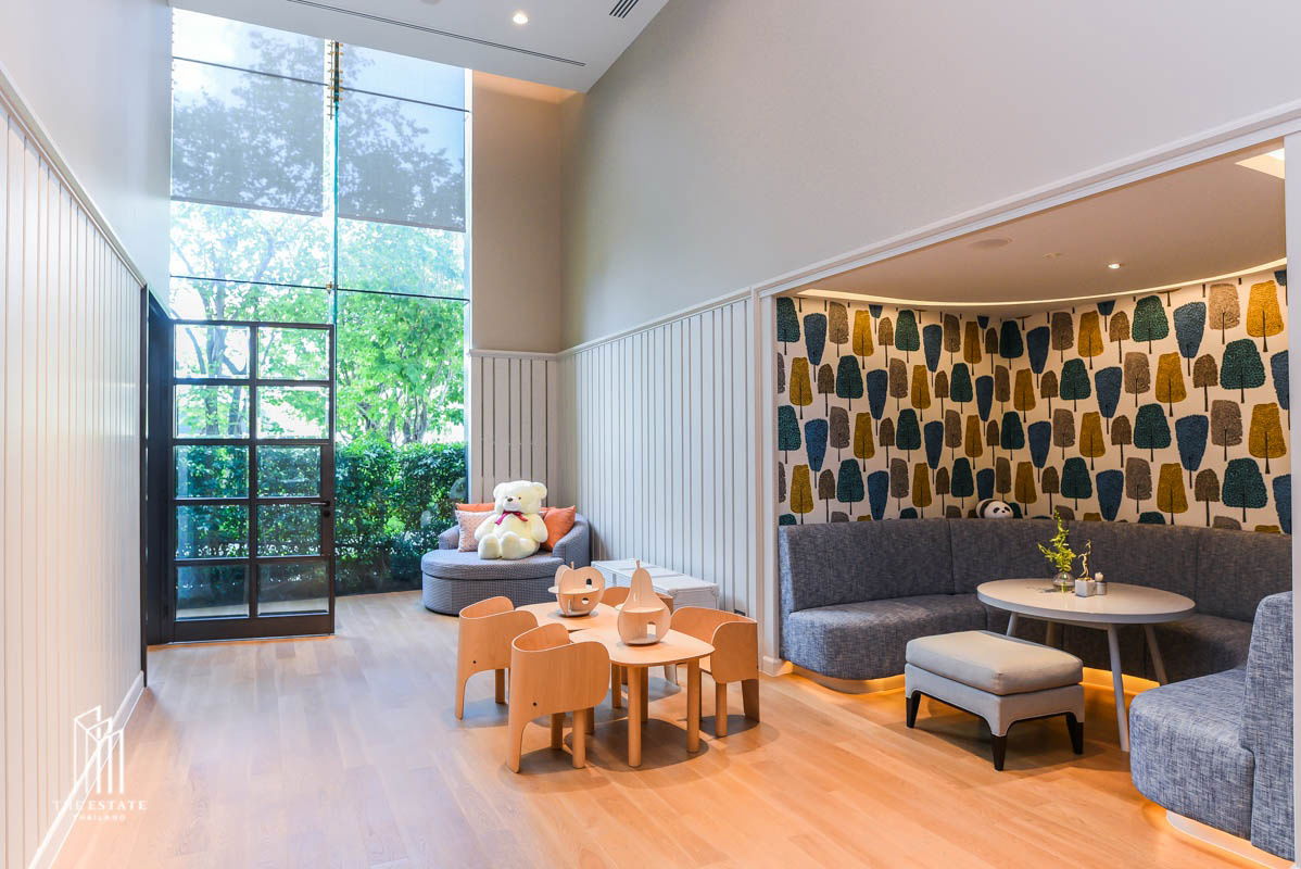 picture For sale Magnolias Waterfront Residences offers both Mae Phraya River and city views. The open kitchen connects to the living area,  - 1/5