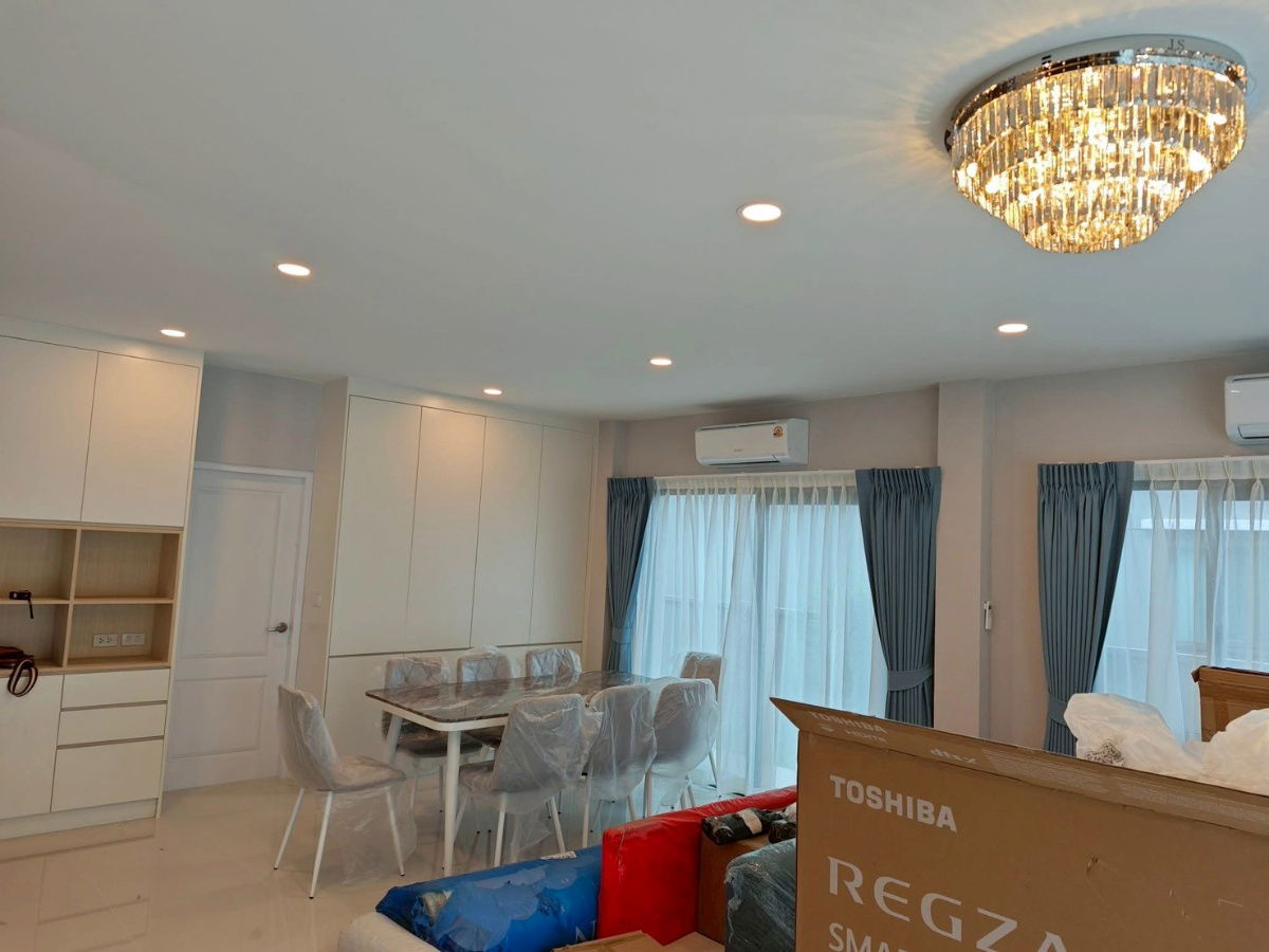 รูป ✨ ให้เช่า! บ้านเดี่ยวสุดหรู Centro วิภาวดี พร้อมเข้าอยู่ พ.ย.นี้! หลังใหญ่ ใกล้สวน 4 ห้องนอน 5 ห้องน้ำ รับต่างชาติ / รับสัตว์เลี้ยง - รูปที่ 2/20