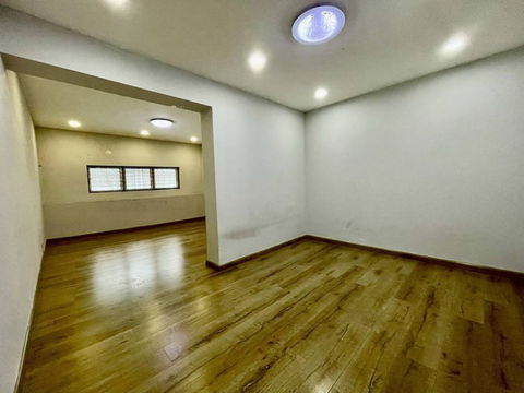 Commercial building for sale, 3.5 floors, 16 sq m., Pracha Uthit Road 60/1, near Islamic College School