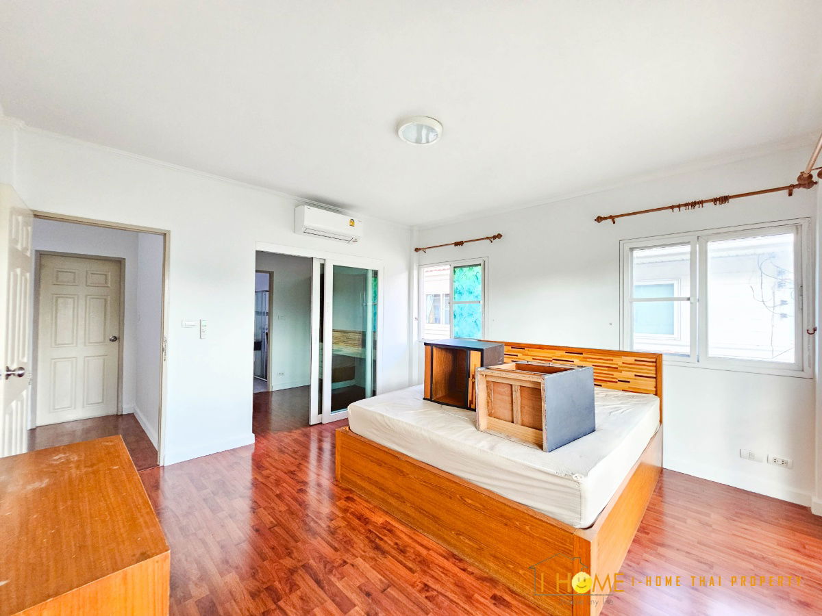picture Two storey house for rent with 3 bedrooms,3 toilets and 1 kitchen.  - 19/25