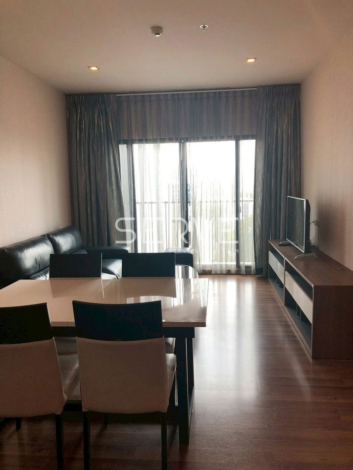 picture Corner Room 2 Beds with Bathtub Large Room City view Fully furnished Good Location Close To BTS Ari Station 50 m  @ Noble Reform  - 1/13