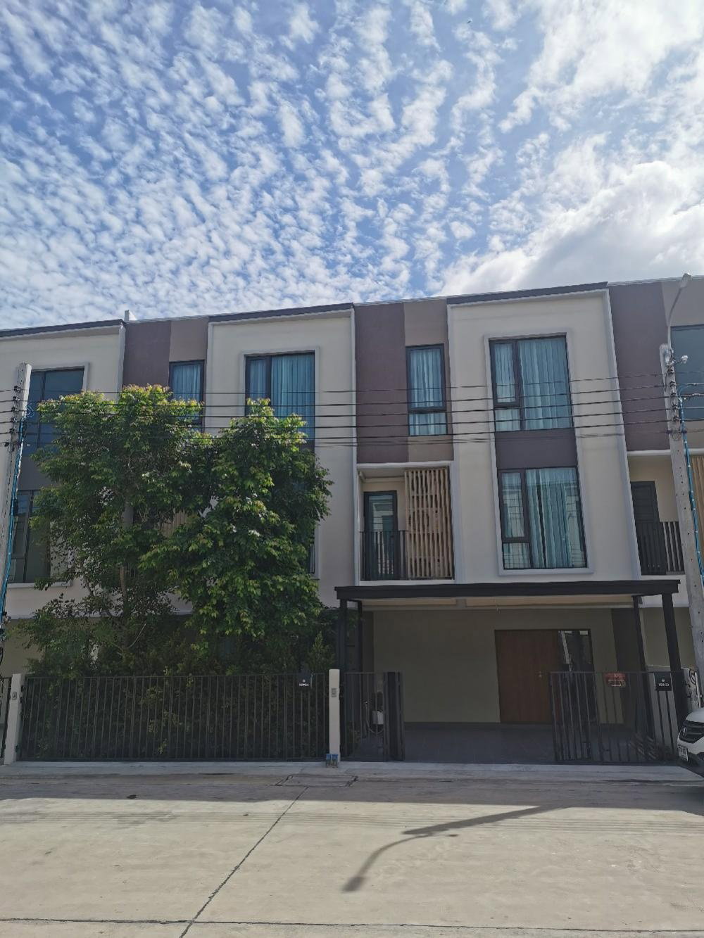 🏡 For Rent: 3-Storey Townhome at KRAF Bangna by Altitude Spacious, modern home with private garden and parking for 4 cars.