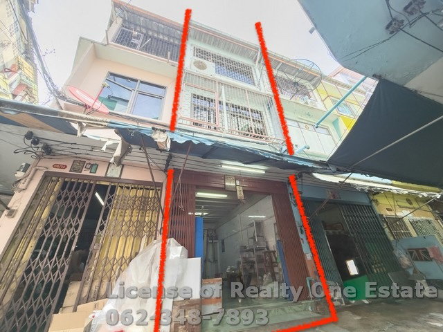 Urgent Sale! 3-Story Shophouse in the Heart of Yaowarat, Near Wat Mangkon MRT Station. Great Price!