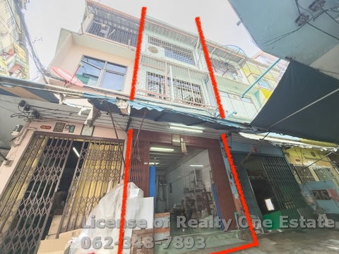Urgent Sale! 3-Story Shophouse in the Heart of Yaowarat, Near Wat Mangkon MRT Station. Great Price!