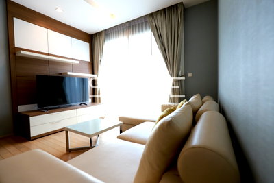 Condos for rent : Nice Room 2 Beds 2 Baths with Bathtub High Fl. 10+  Good Location BTS Thong Lo  150 m. at Siri at Sukhumvit Condo / For Rent