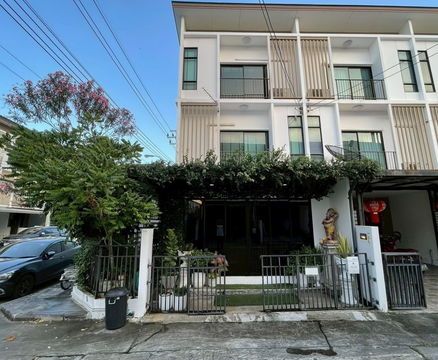 For Sale: Stunning 3-Story Corner Townhome, Patio Srinakarin-Rama 9. Fully Furnished as a Creative Home-Office/Studio!