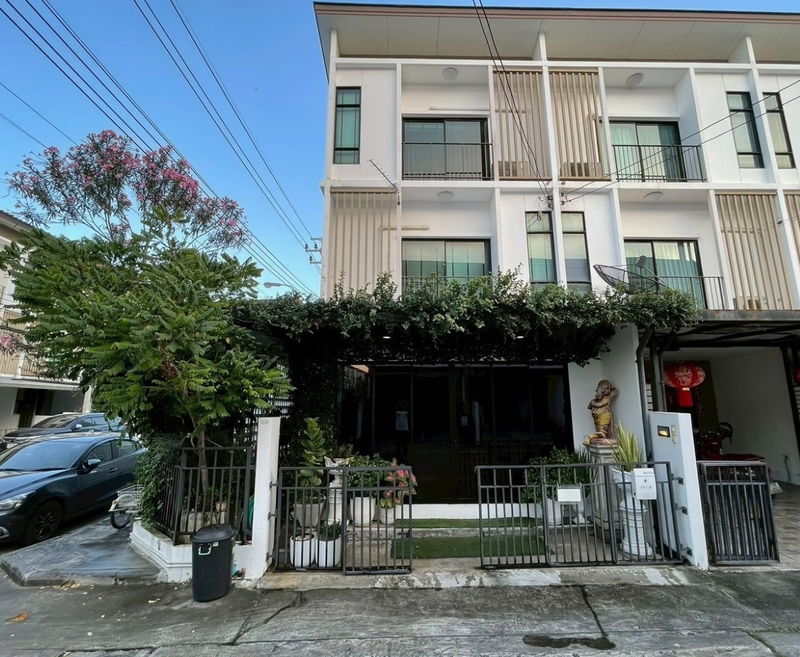 ขายทาวน์โฮม : ขายด่วน! ทาวน์โฮม 3 ชั้น หลังมุม Patio ศรีนครินทร์-พระราม 9 แต่งเป็น Home Office/Studio สุดอาร์ต พร้อมอยู่!