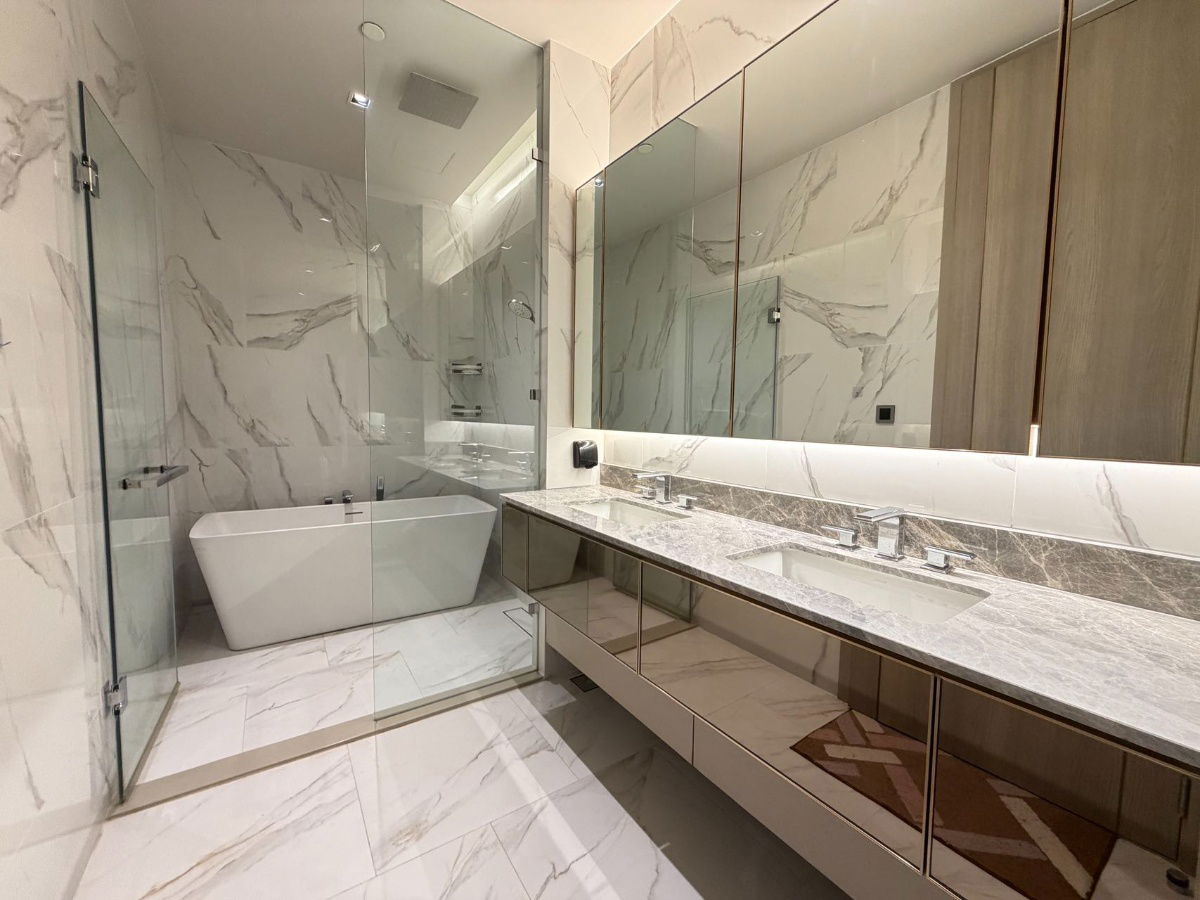 picture MRT Lumpini 1.1 km.  Price  250,000 Baht Condo The Reserve Sathorn ( Rental ) - 22/25
