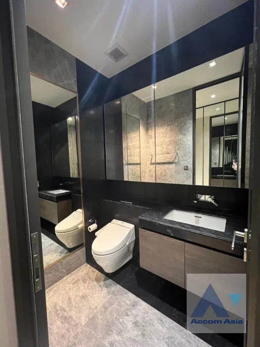 รูป 🔼🔽 AccomA 📩  Modern condominium with dark accents and full glass shower at 28 Chidlom (AA40276) - รูปที่ 7/11