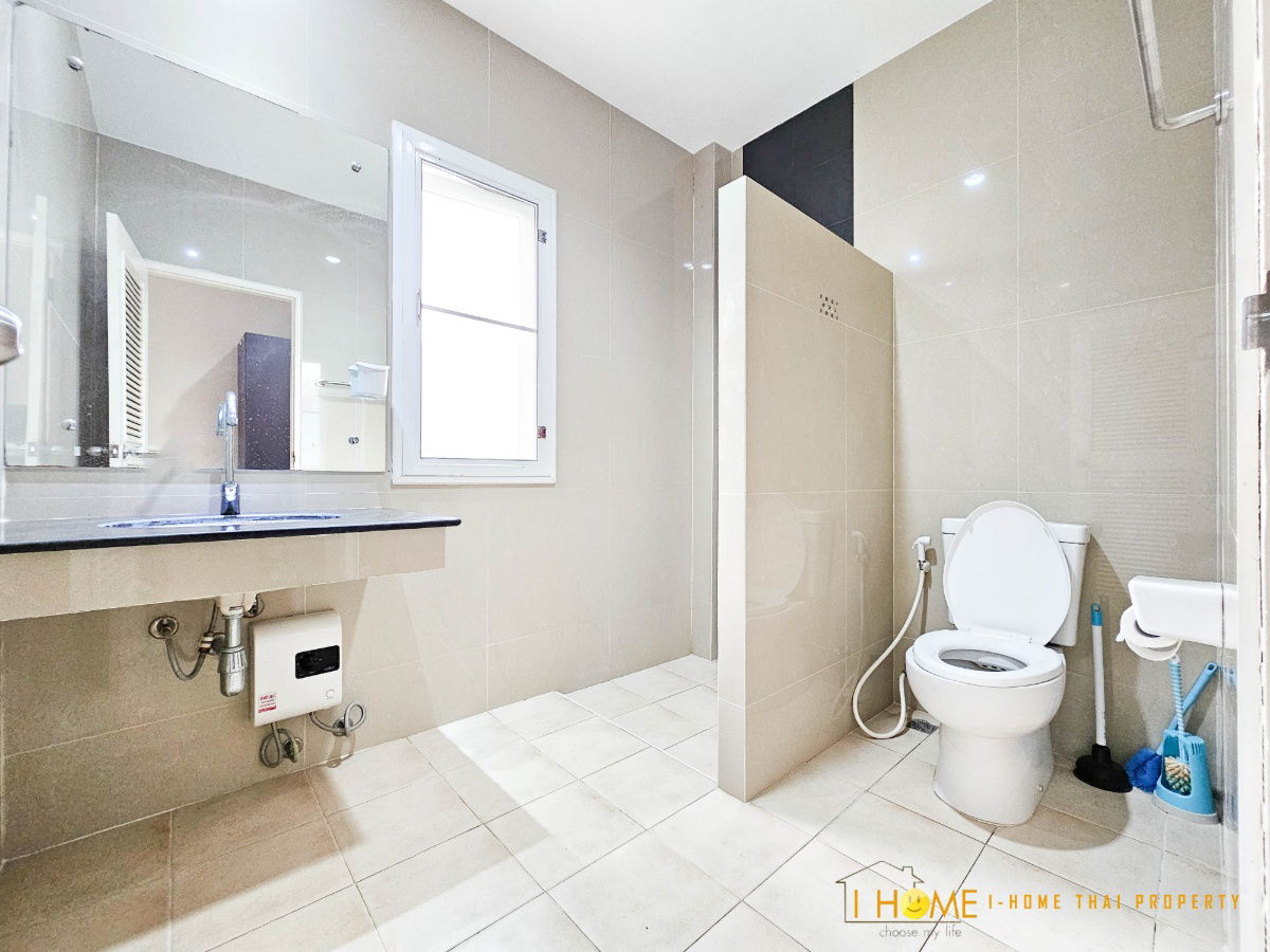 picture A two storey house for rent with 3 bedrooms,3 toilets and 1 kitchen. - 18/28