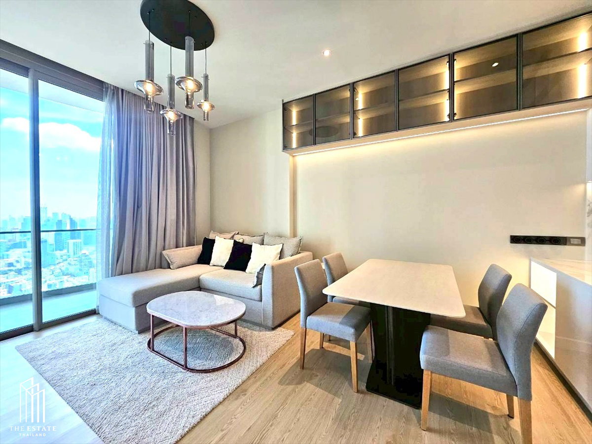 For sale Magnolias Waterfront Residences offers both Mae Phraya River and city views. The open kitchen connects to the living area,