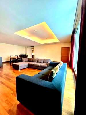 Condos for rent รพ.เซนต์หลุยส์ : Spacious balcony with city views at Ascott Sathorn