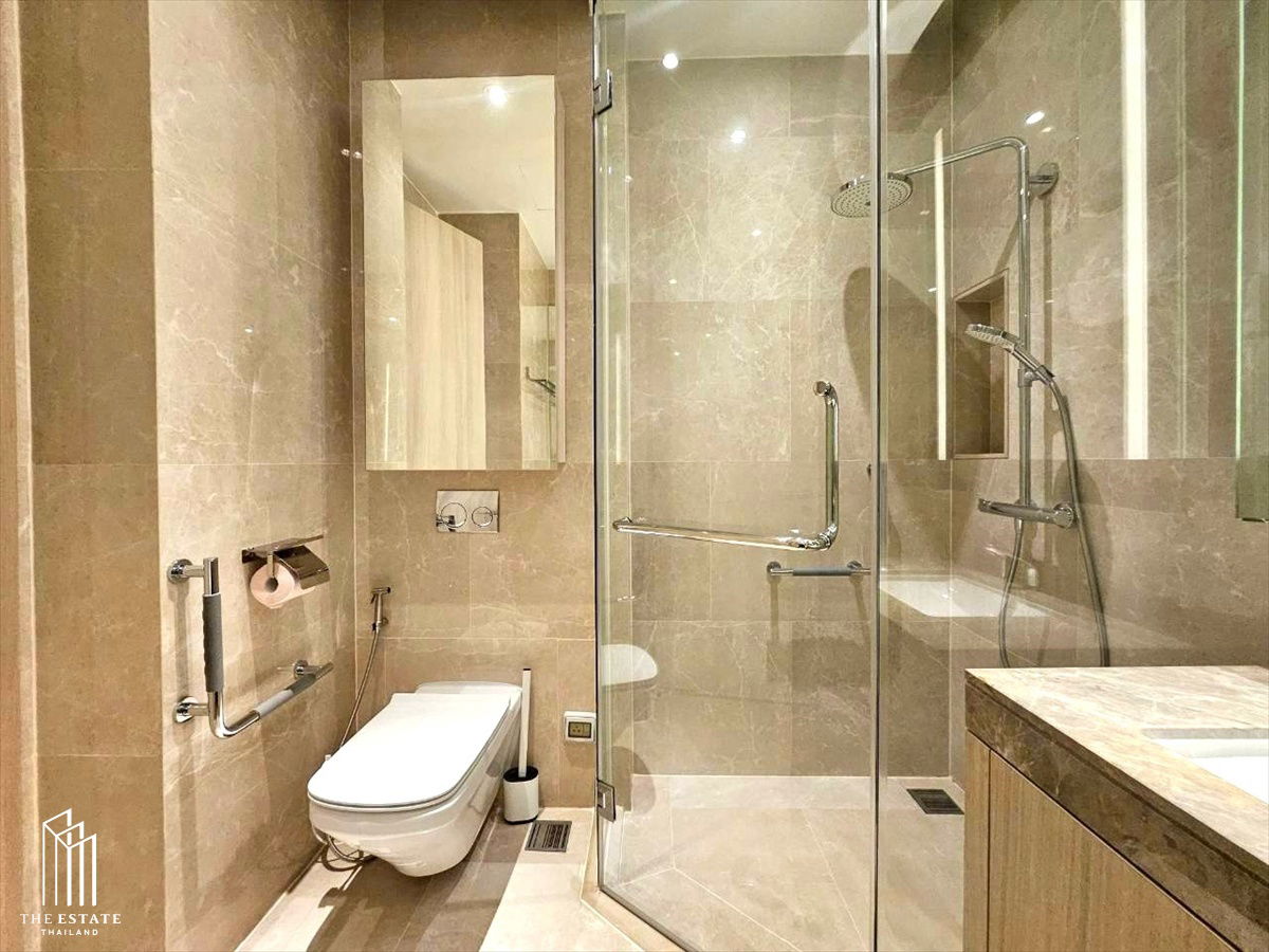 picture For sale Magnolias Waterfront Residences offers both Mae Phraya River and city views. The open kitchen connects to the living area, - 8/18