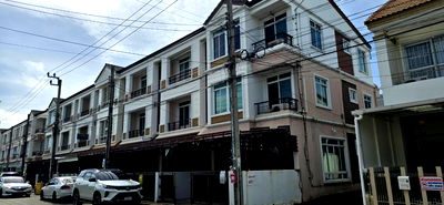 ทาวน์โฮม รพ.ซีจีเอช สายไหม : ขายทาวน์โฮมส์ บ้านสวนนวิน วัชรพล (Baan Suan Navin) สุขาภิบาล5ซอย73 3 ชั้น 4 ห้องนอน 3 ห้องน้ำ พื้นที่ 22.7 ตารางวา ราคา 3.2 ล้าน