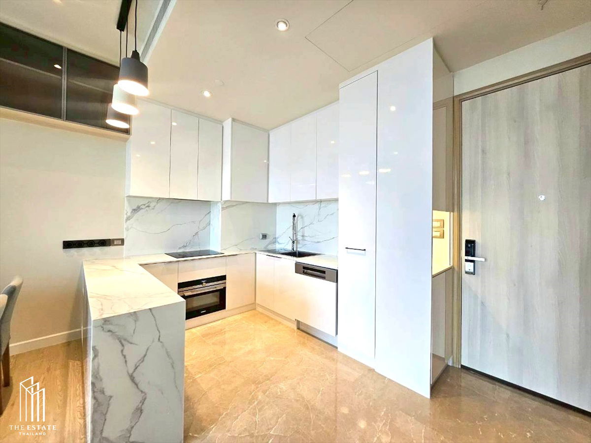 picture For sale Magnolias Waterfront Residences offers both Mae Phraya River and city views. The open kitchen connects to the living area, - 3/18