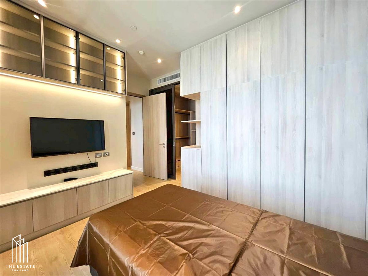 picture For sale Magnolias Waterfront Residences offers both Mae Phraya River and city views. The open kitchen connects to the living area, - 10/18