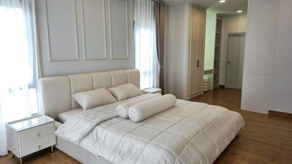 รูป P0323 ให้เช่า บ้านหรูพร้อมอยู่ หมู่บ้าน Centro บางนา เฟส 2 บ้านใหม่ สไตล์ Modern Luxury ตกแต่งบิวต์อินครบทั้งหลัง ไม่เคยมีผู้เข้าอยู่อาศัย - รูปที่ 4/11