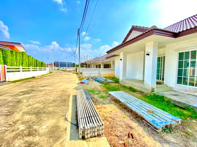 บ้านเดี่ยว เมืองนครปฐม นครปฐม : ที่ดินพร้อมสิ่งปลูกสร้าง หรือบ้านสั่งสร้าง