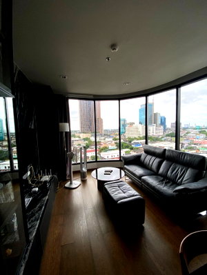Condos for rent : Corner unit with a view, curved windows, and privacy at IDEO Q Sukhumvit 36.