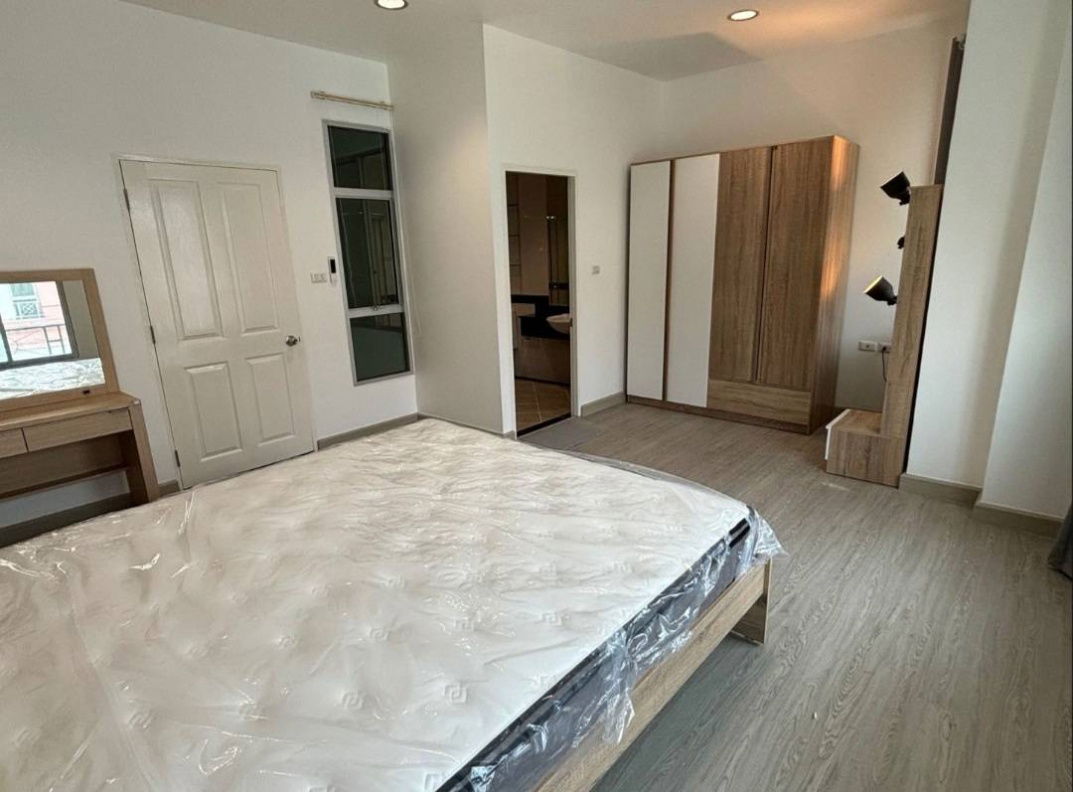 picture Townhouse for rent Baan Klang Muang British Town Srinakarin, near BTS Station, Fully furnished - 10/16