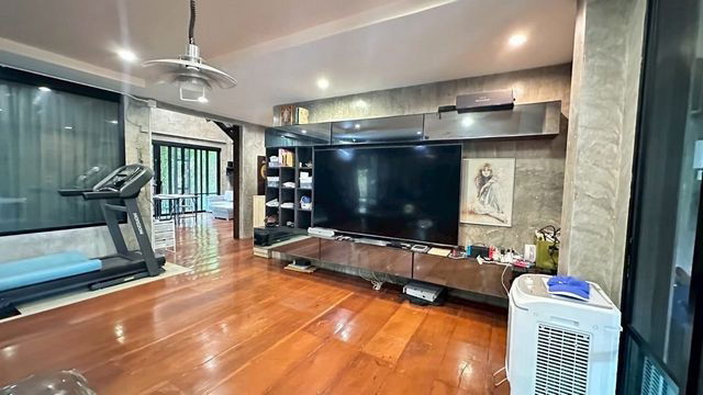 รูป ขายบ้านหรู 3 ชั้นพร้อมเฟอร์นิเจอร์สุดคุ้มค่า  ติดถนนใจกลางทำเลทองแม่ริม เชียงใหม่ - รูปที่ 6/19