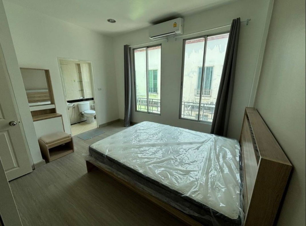 picture Townhouse for rent Baan Klang Muang British Town Srinakarin, near BTS Station, Fully furnished - 12/16