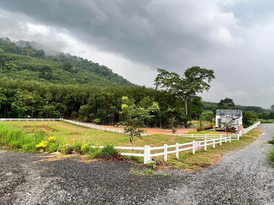 picture There is a 1 rai plot of land with a mountain view, already fenced in by a cowboy fence, in Ban Khai District, Rayong, near Khao Makhem Camping. - 3/5