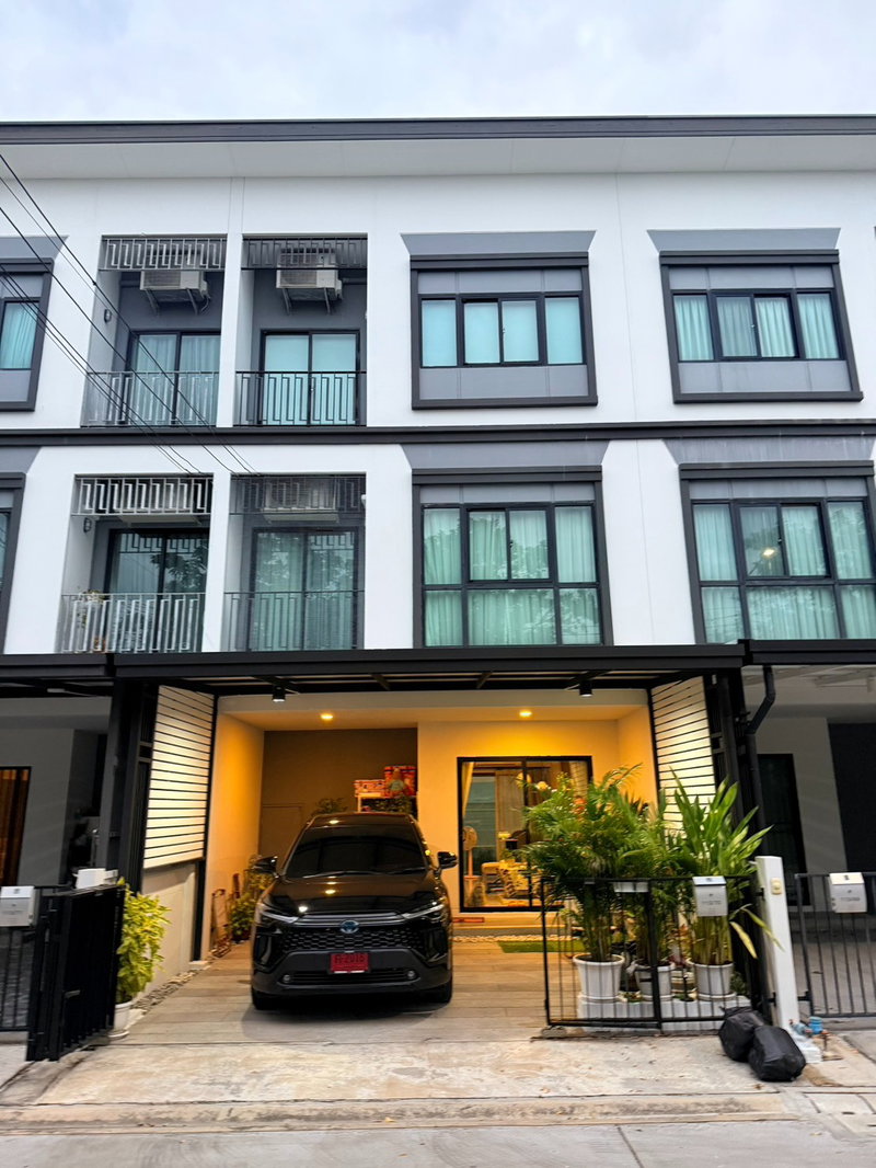 ขายทาวน์โฮม : ลุมพินี ทาวน์เพลส สุขุมวิท – ศรีนครินทร์ ทาวน์เฮ้าส์ 3 ชั้น