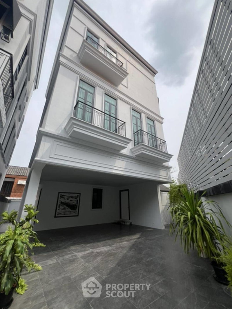 บ้านเดี่ยวให้เช่า : บ้าน 5 ห้องนอน ให้เช่า โครงการ Maison Blanche สุขุมวิท 67 ใกล้ BTS พระโขนง 400 เมตร (ID 1497463)
