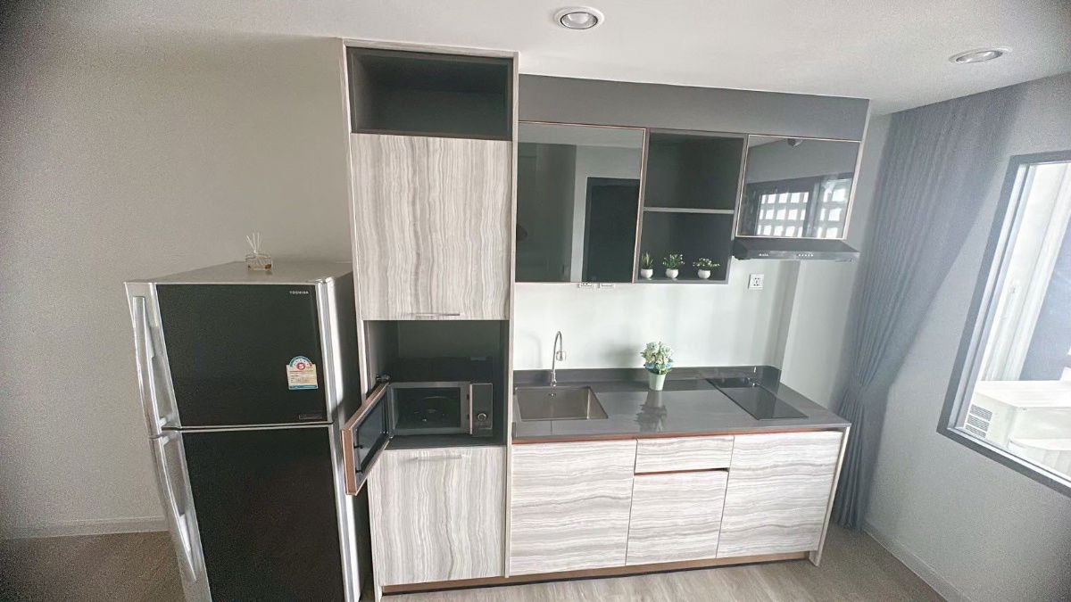 รูป ให้เช่าด่วน! Home Office/ทาวน์โฮม 5 ชั้น มีลิฟต์! 330 ตร.ม. 6 ห้องน้ำ พร้อม EV Charger ใกล้ MRT สายสีเหลือง 1.3 กม. - รูปที่ 2/8