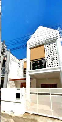 Townhouses for rent ห้างคาเธ่ย์สแควร์ : Two-storey townhouse for rent  with  3 bedrooms   and 3 toilets.