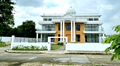 บ้านเดี่ยว สนามบินสุวรรณภูมิ : ขายคฤหาสน์ บ้าน 3.5 ชั้น กว้างใหญ่ 275 ตร.วา.รพ.นพรัตนราชธานี คุ้มเกล้า 1.9 กม 600 ตร.ม. นิคมอุตสาหกรรมลาดกระบัง ติดทะเลสาบ 5นอน 5 น้ำ