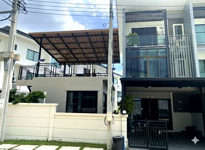 Townhouses for rent บิ๊กซี บางใหญ่ : Rent a 3-storey townhouse at Town Avenue Merge Rattanathibet, Sao Thong Hin Subdistrict, Bang Yai District, Nonthaburi Province