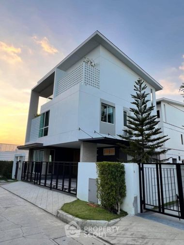 บ้าน 4-ห้องนอน ที่ เนอวานา แอบโซลูท กรุงเทพกรีฑา ใน สะพานสูง (ID 1995648)