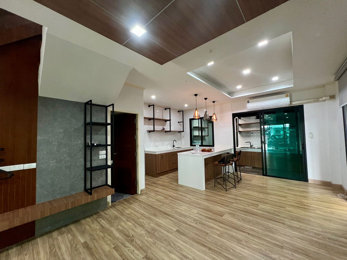 picture For Sale: 3-Storey Townhome at Supalai Essence Ladprao Large Corner Lot Living | Built-in Interior | Green Surroundings | Near MRT Yellow Line  - 10/31