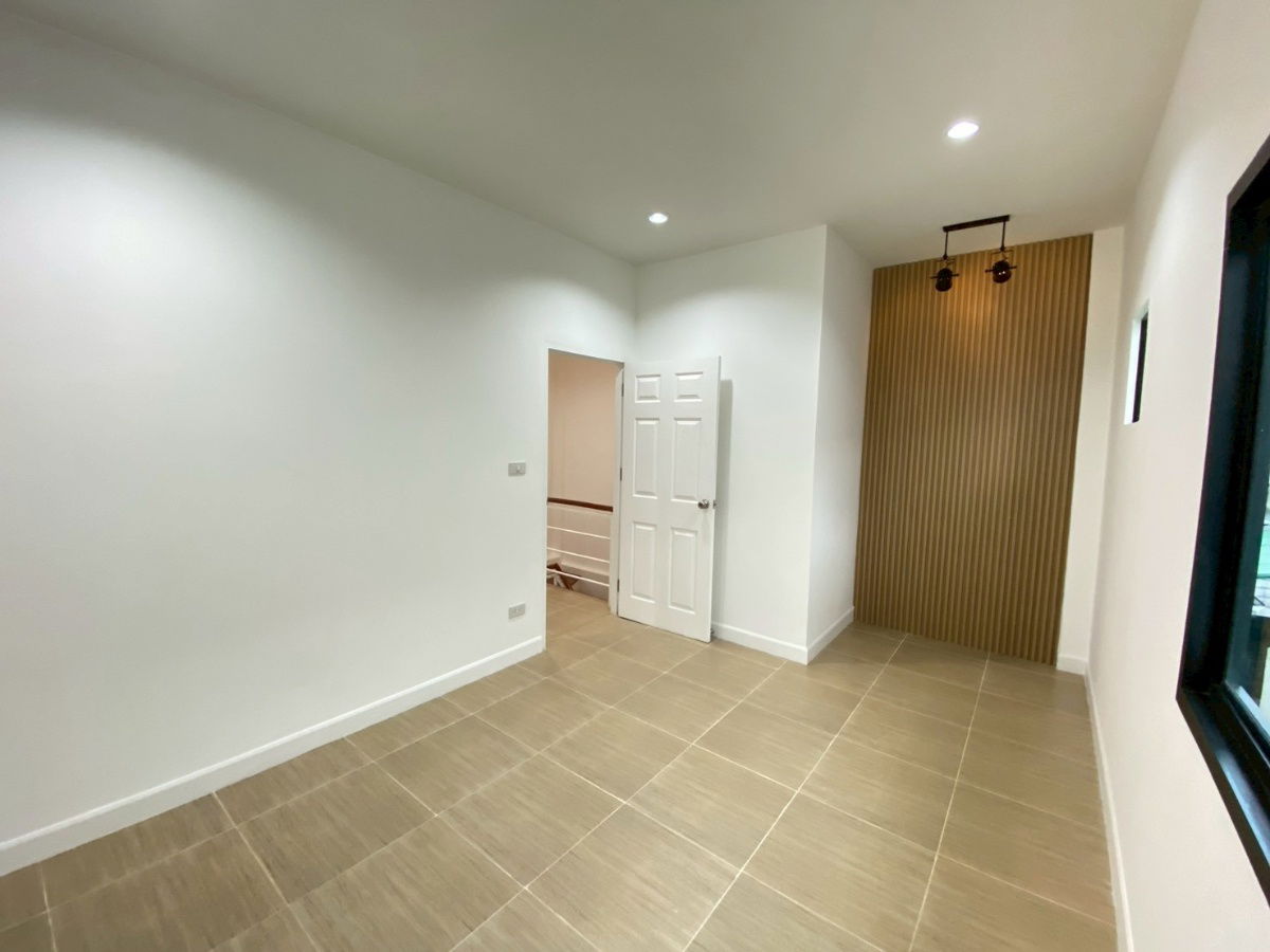 รูป ทาวน์เฮ้าส์ รีโนเวทใหม่ ทำเลดี ราคาถูก หมู่บ้าน เมอริทเเกรนด์ เทิดราชัน ดอนเมือง เเขวงสีกัน ดอนเมือง - รูปที่ 10/15