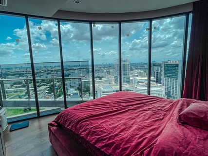 รูปภาพ Ideo Q Victory【𝐒𝐄𝐋𝐋 & 𝐑𝐄𝐍𝐓】🔥 Modern 2-bedroom condo, just steps from the BTS! 🔥  Contact Line ID: @hacondo