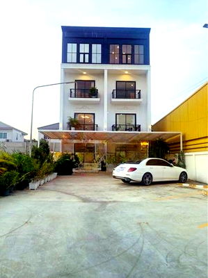Shophouses for rent Nonthaburi : clinics beauty salons spas 2bed 8bath PTT Samret Phatthana Lung Om Market 1.1 km. for 4-s
