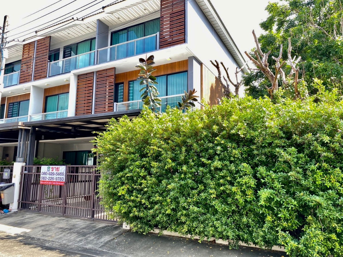 picture For Sale: 3-Storey Townhome at Supalai Essence Ladprao Large Corner Lot Living | Built-in Interior | Green Surroundings | Near MRT Yellow Line  - 3/31